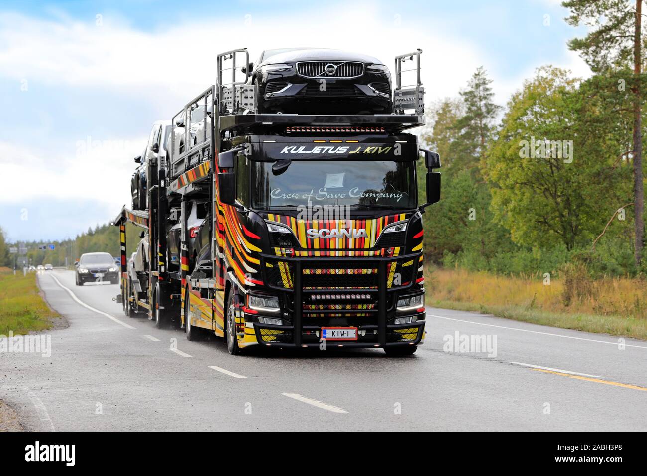 Unico veicolo Scania R650 del Kuljetus J. Kivi trasporta nuove vetture lungo l'autostrada 25 su un giorno d'estate. Raasepori, Finlandia. 12 luglio 2019: Foto Stock