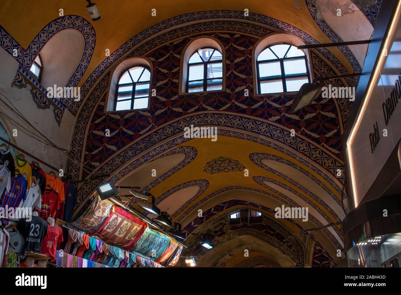 Istanbul, Turchia: tessuti e decorazione del soffitto in Grand Bazaar, uno dei più grandi e più antiche mercati coperti in tutto il mondo con oltre 4.000 negozi Foto Stock