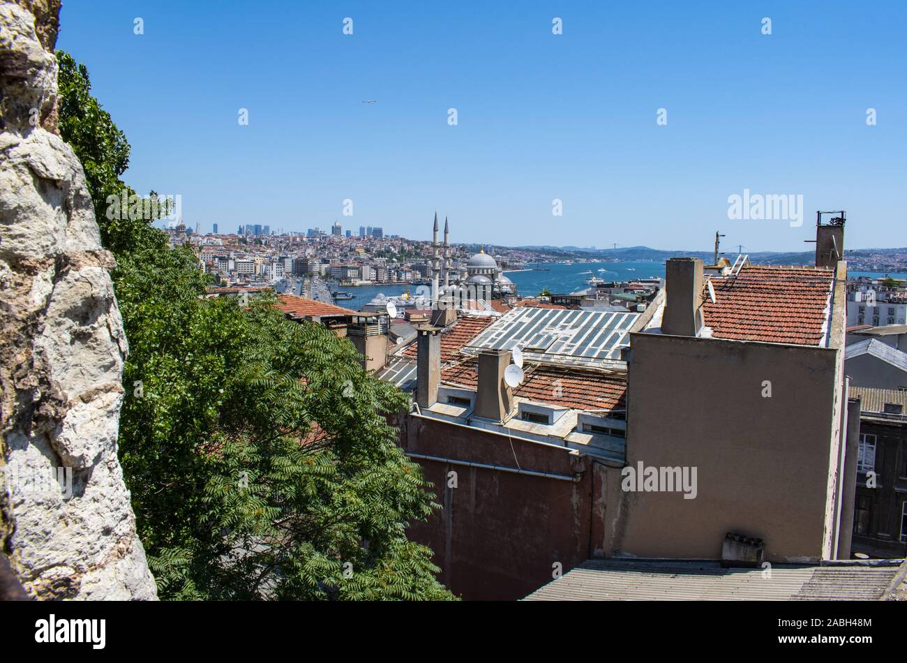 Istanbul: veduta dello skyline della città con i suoi tetti, moschee, minareti e del Bosforo, lo stretto di Istanbul, visto dal Bazar District Foto Stock