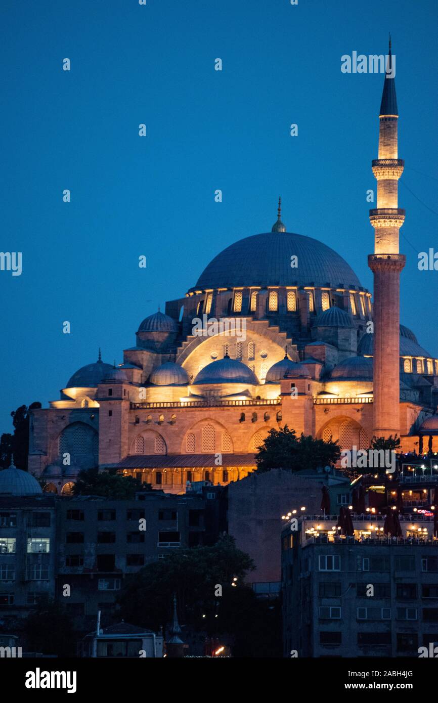 Istanbul: notte skyline della città con vista dell'illuminato Moschea Suleymaniye Ottoman Imperial moschea commissionata dal sultano Solimano il Magnifico Foto Stock