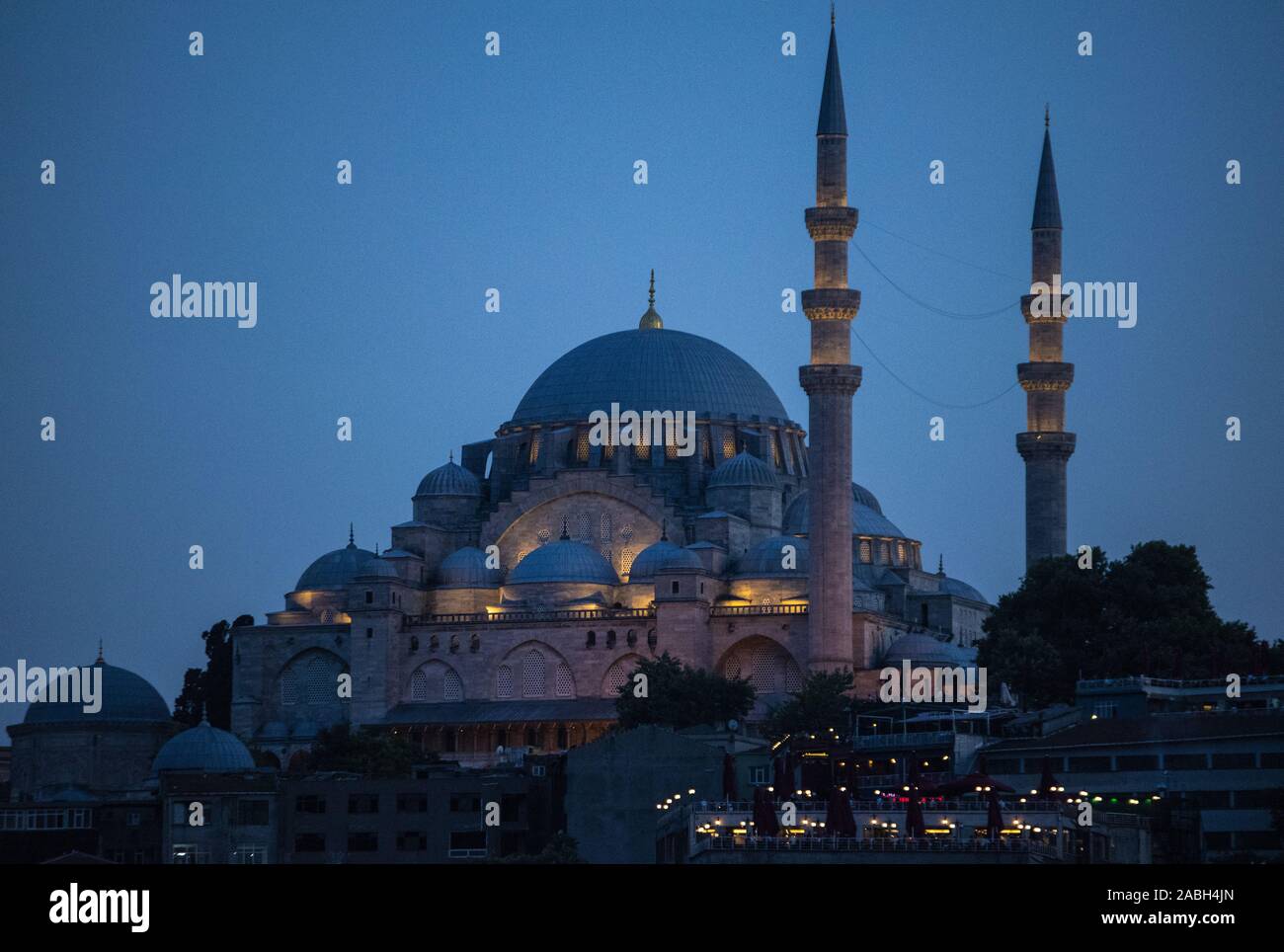 Istanbul: tramonto e lo skyline della città con vista illuminata Moschea Suleymaniye, Ottoman Imperial moschea commissionata dal sultano Solimano il Magnifico Foto Stock