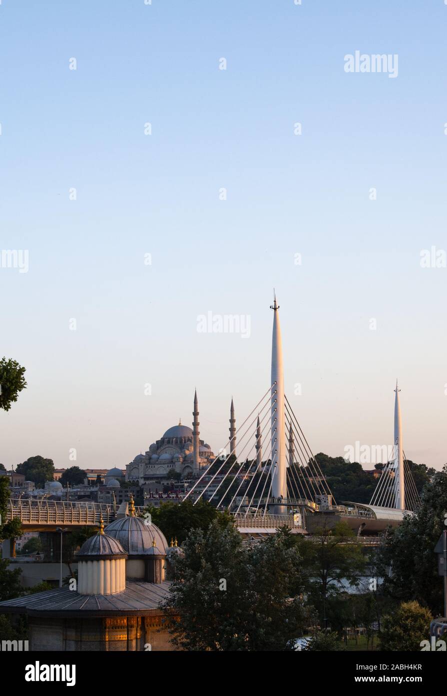 Istanbul: tramonto con vista panoramica sullo skyline della città, il ponte di Ataturk, autostrada ponte sul Corno d'oro, e la moschea di Suleymaniye Foto Stock