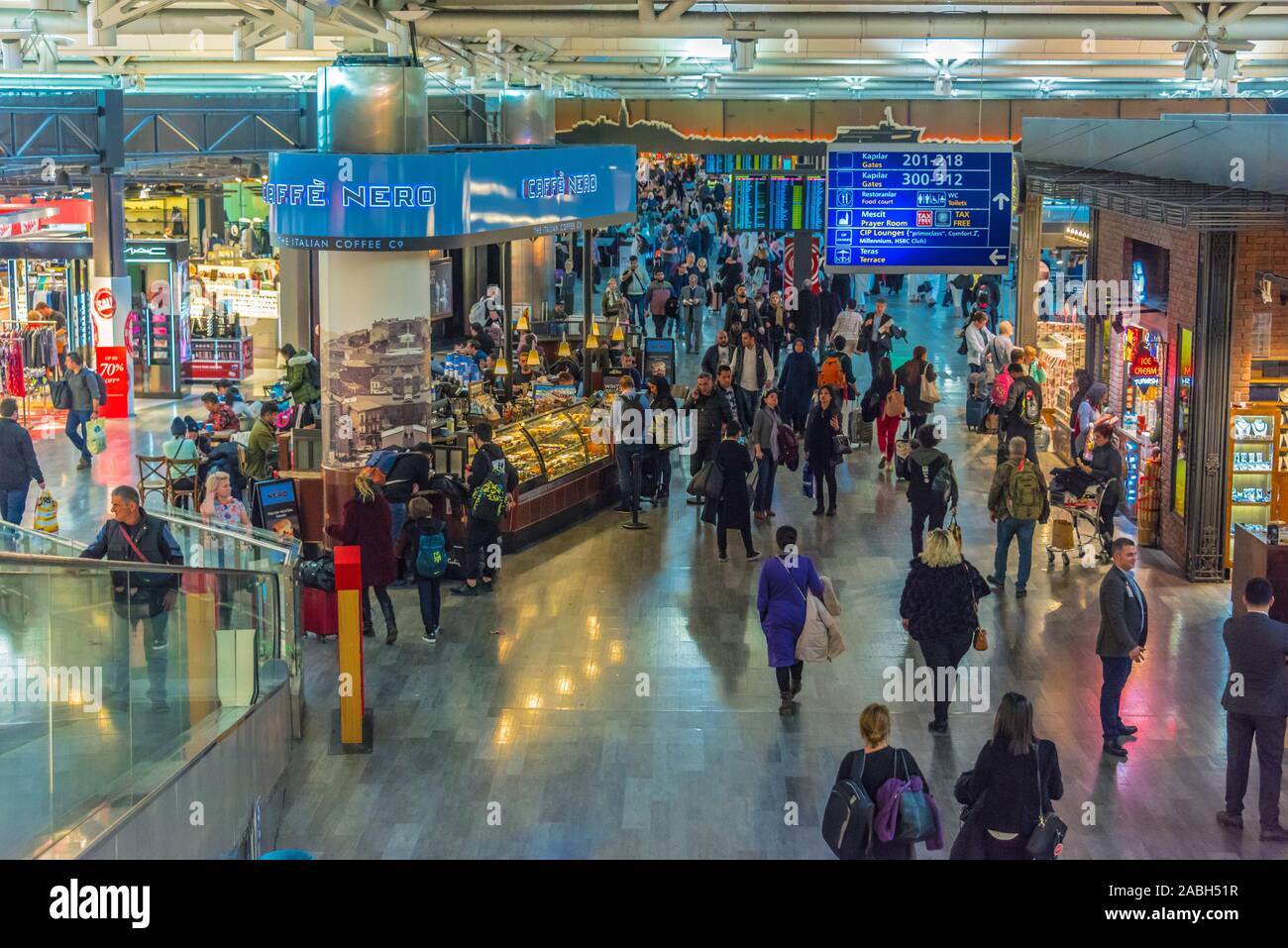 ISTANBUL, Turchia - Febbraio 4, 2019: interni di Istanbul Ataturk, il principale aeroporto internazionale che serve Istanbul, e il più grande aeroporto in Tur Foto Stock