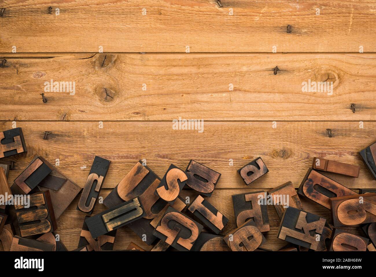 Rustico sfondo di legno con random vintage tipografia blocchi a fondo Foto Stock