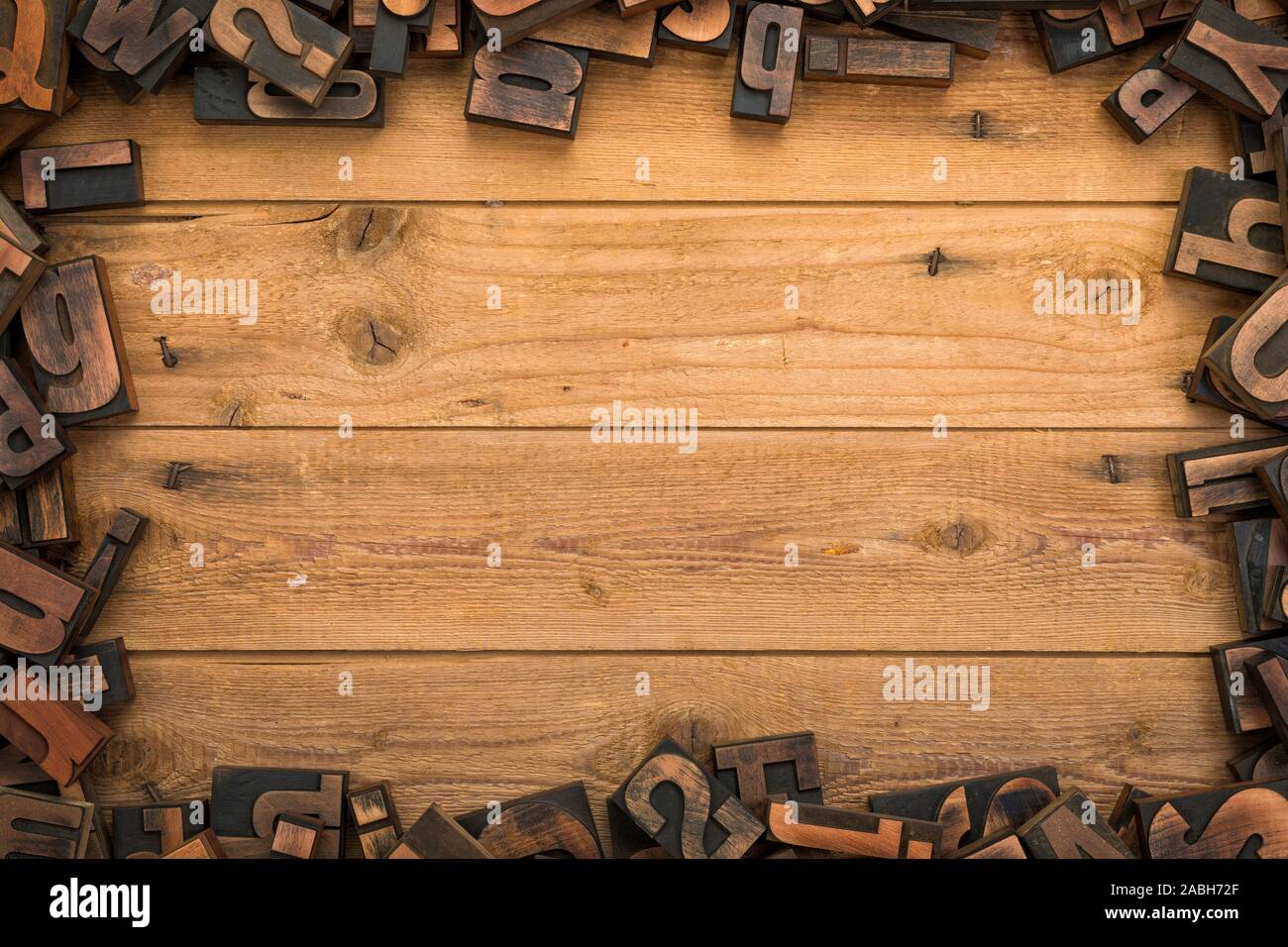 Rustico sfondo di legno con random vintage tipografia telaio blocchi Foto Stock