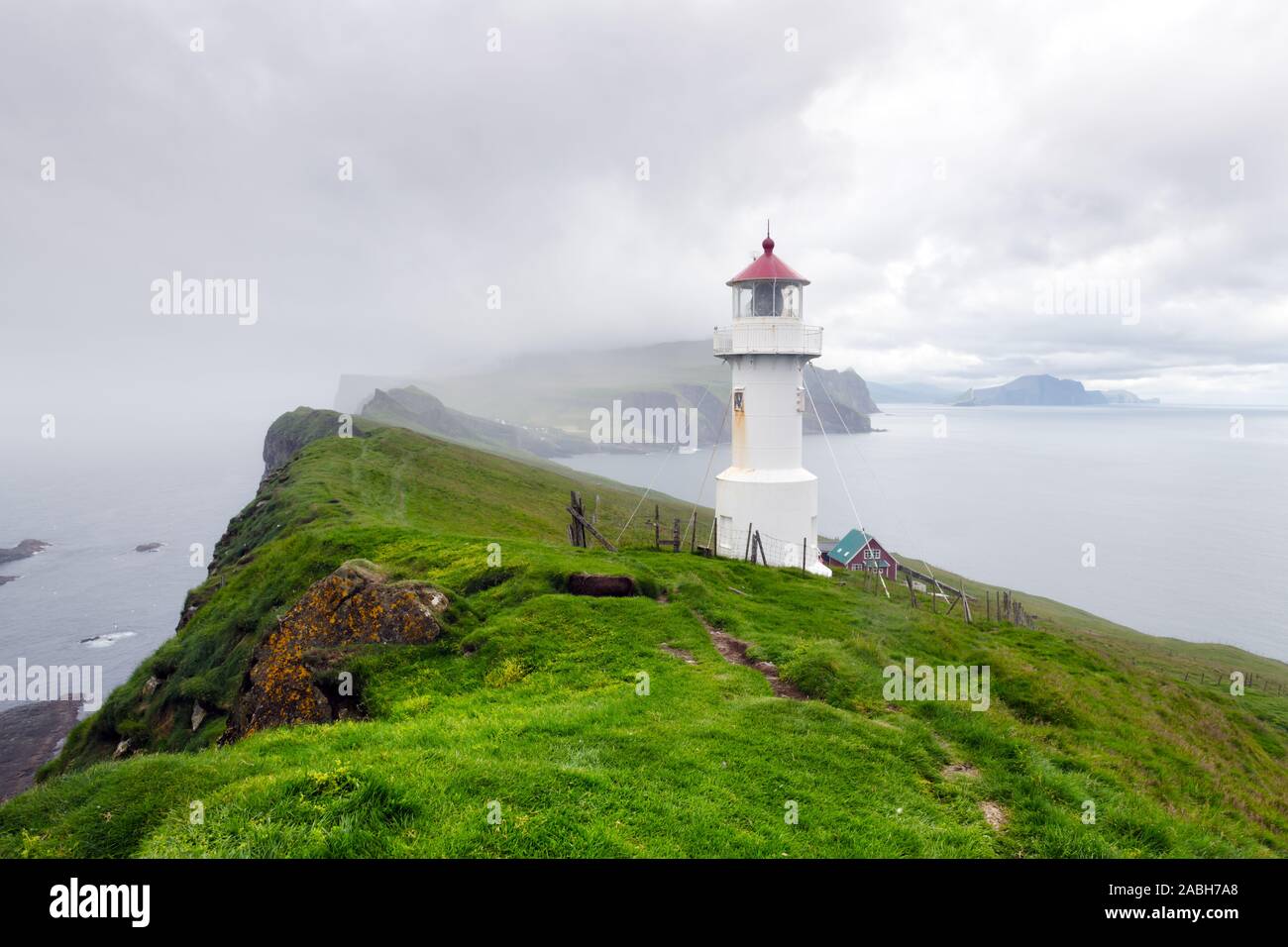 La nebbia vista del vecchio faro sulla isola di Mykines, isole Faerøer, Danimarca. Fotografia di paesaggi Foto Stock