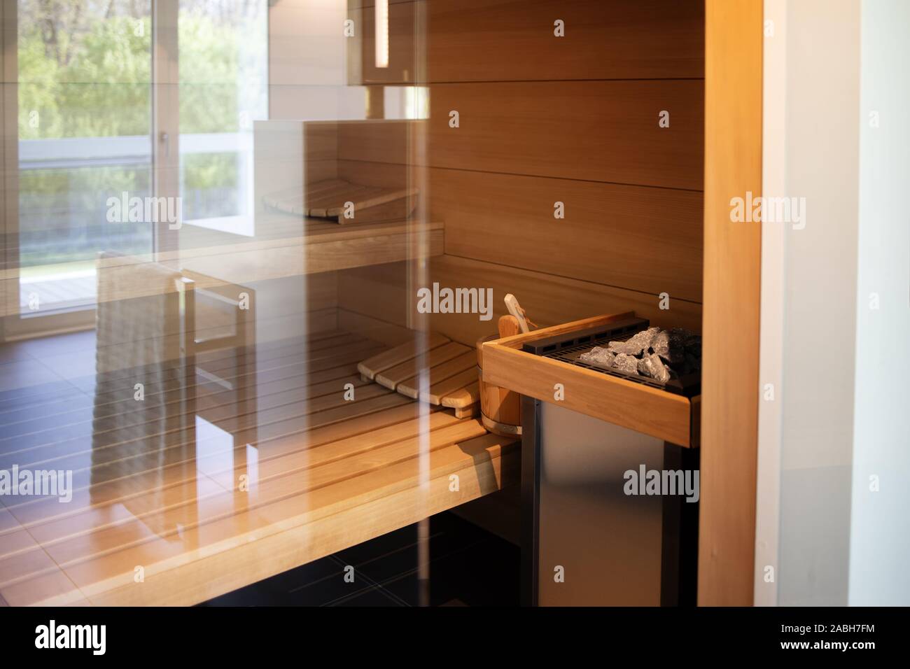 Interno, sauna in legno di una casa moderna.Gli interni contemporanei di luxury wellness Foto Stock