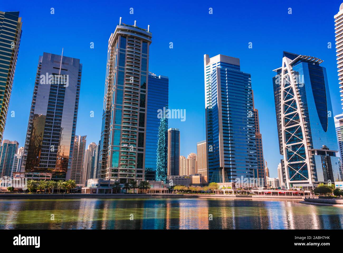 DUBAI, Emirati Arabi Uniti - Febbraio 7, 2019: moderna architettura residenziale di Jumeirah Lakes Towers a Dubai, Emirati Arabi Uniti Foto Stock