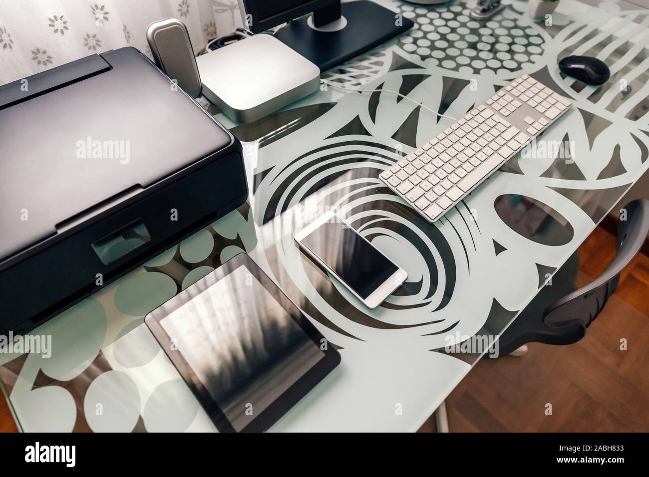 Workstation con la tabella, il computer e la stampante Foto Stock