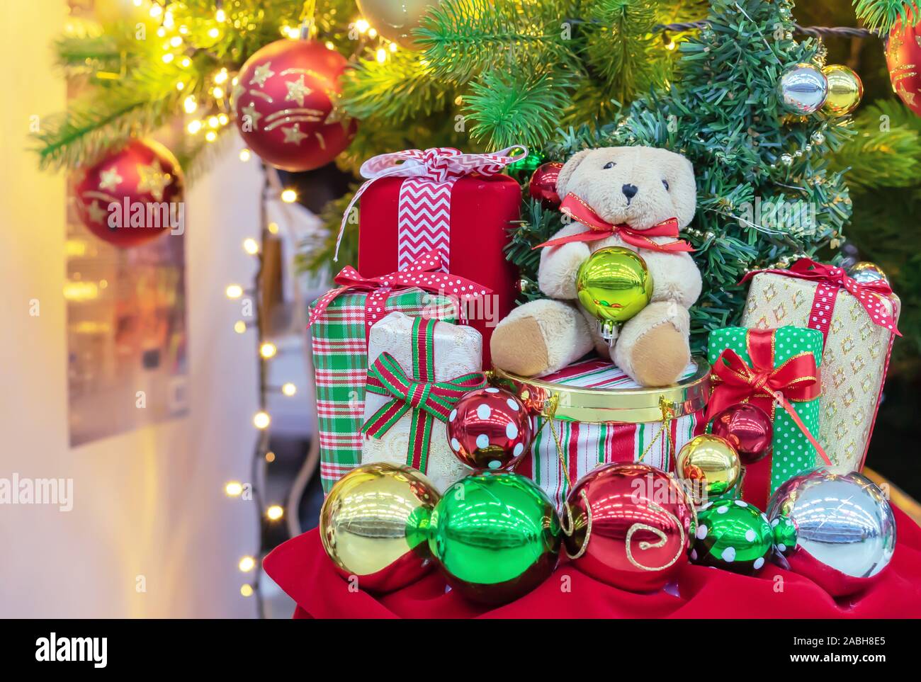 Nuovo Anno di doni, Teddy Bear e colorato palle di Natale. Doni sotto l'albero di Natale. Foto Stock
