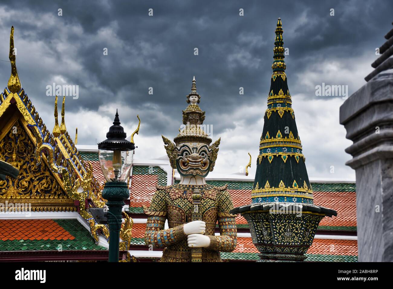 Giant Yak, Yaksha statua con grandi denti, piercing occhio con la spada in mano tutelare e custodire il famoso Tempio del Buddha di Smeraldo o Wat Phra Foto Stock