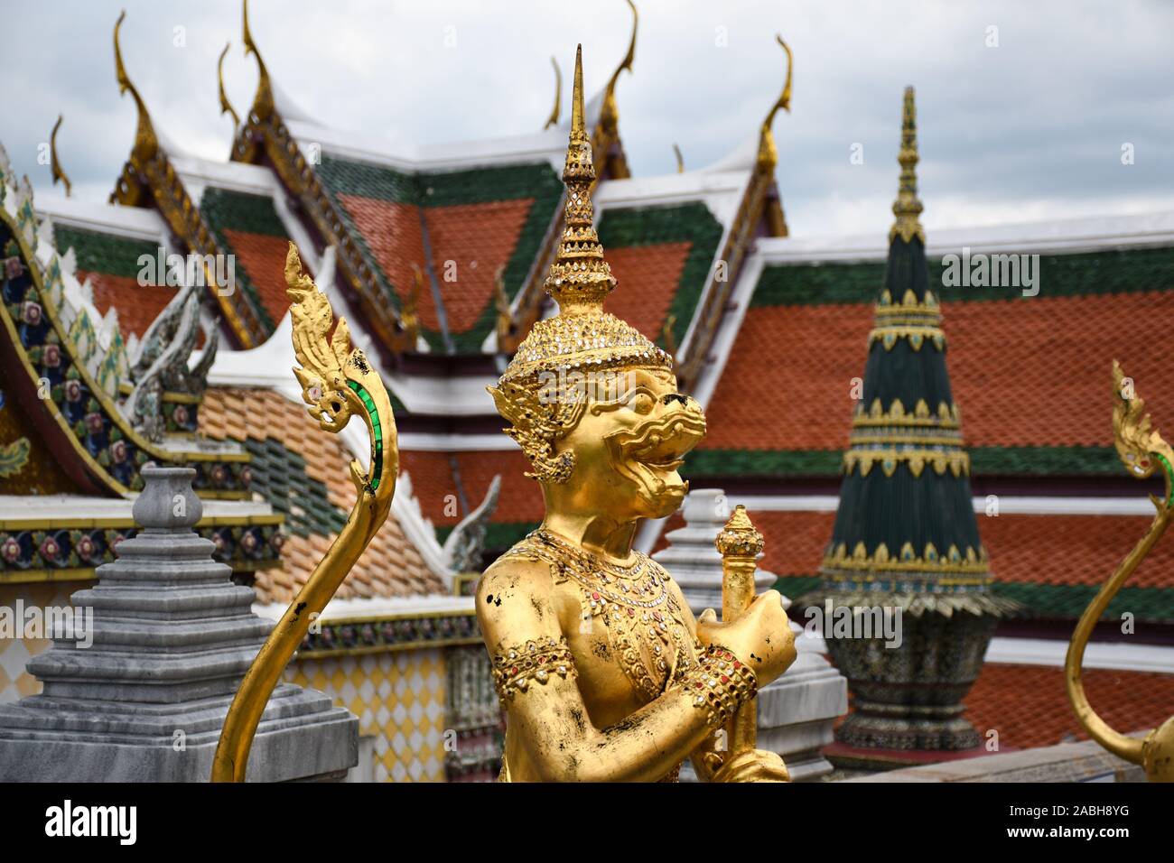 Splendidamente oro straordinaria statua di un Kinnara, amato mitiche metà umana e metà-creatura Uccello sulla terrazza superiore del Wat Phra Kaew o tempio di th Foto Stock