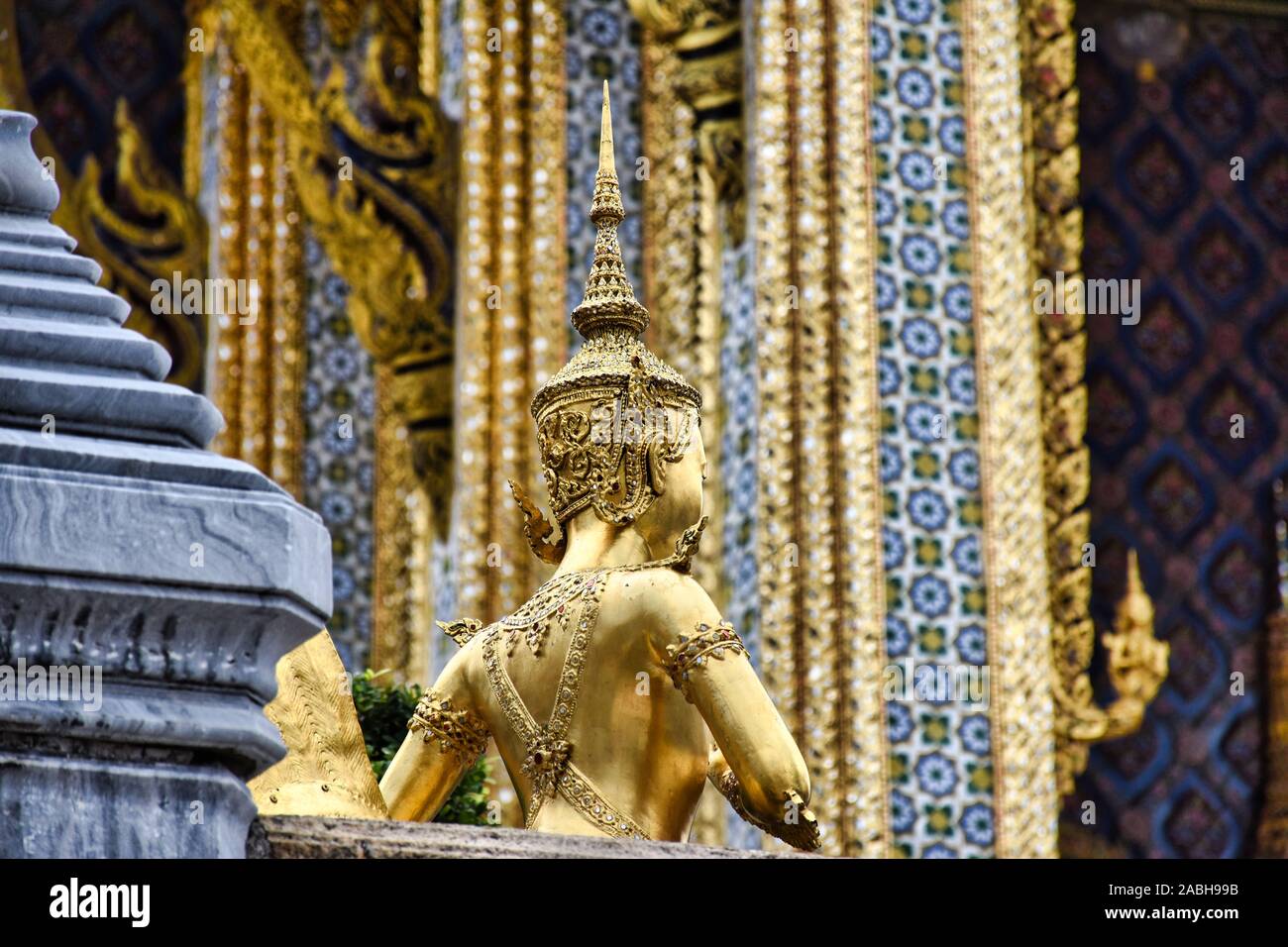 Splendidamente oro straordinaria statua di un Kinnara, amato mitiche metà umana e metà-creatura Uccello sulla terrazza superiore del Wat Phra Kaew o tempio di th Foto Stock