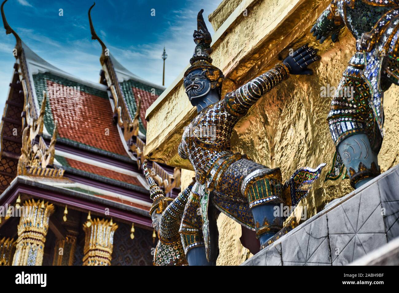 Yak, Yaksha statue con denti grandi, piercing occhio di proteggere e custodire il famoso Tempio del Buddha di Smeraldo o Wat Phra Kaew dal male spi Foto Stock