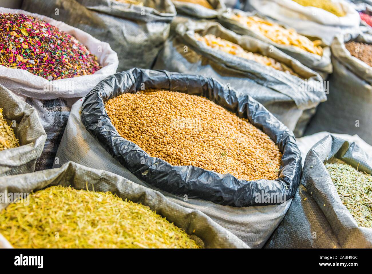 Alimenti secchi stuff venduti nel Souk di Dubai, Emirati Arabi Uniti Foto Stock
