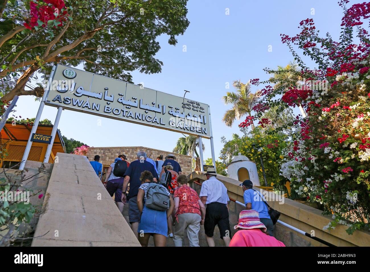 I turisti a piedi fino alla procedura per l'ingresso a Aswan giardini botanici sull isola Elefantina, Aswan, Egitto, Africa Foto Stock