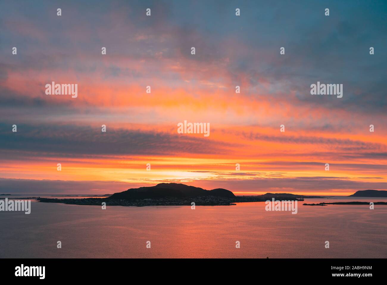 Alesund, Norvegia. Naturale stupefacente luminoso cielo drammatico in caldi colori sopra Alesund Valderoya e isole dell'orario del tramonto. Colorate sullo sfondo del cielo. Beau Foto Stock