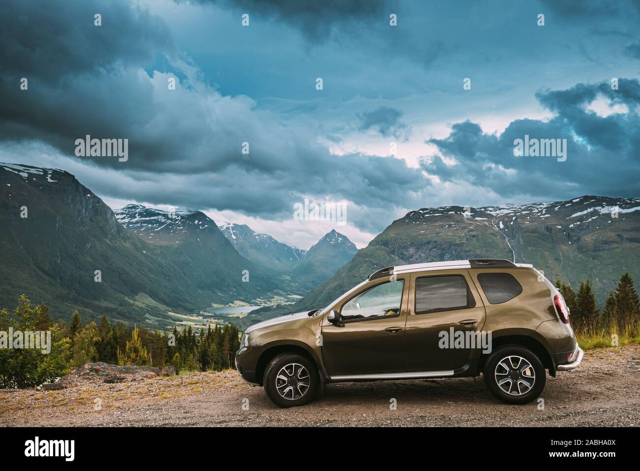 Utvik, Sogn og Fjordane County, Norvegia. Suv auto parcheggiata vicino strada scenica strada in Norvegese di montagna paesaggio del lago. Innvikfjord è un sub-Fiordo del Nord Foto Stock