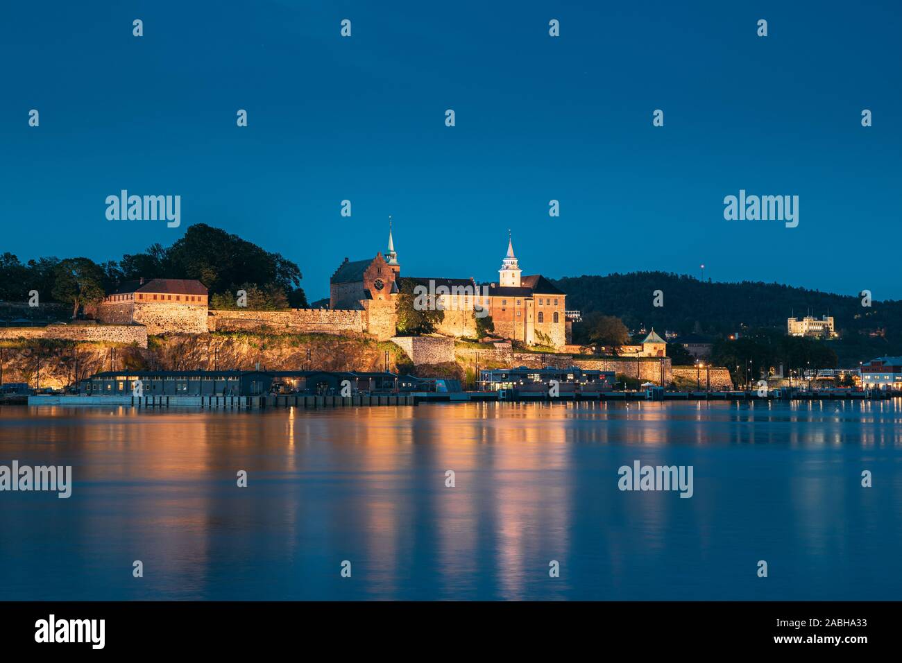 Oslo, Norvegia. La Fortezza di Akershus In serata d'estate. Vista notturna del famoso e popolare luogo. Foto Stock