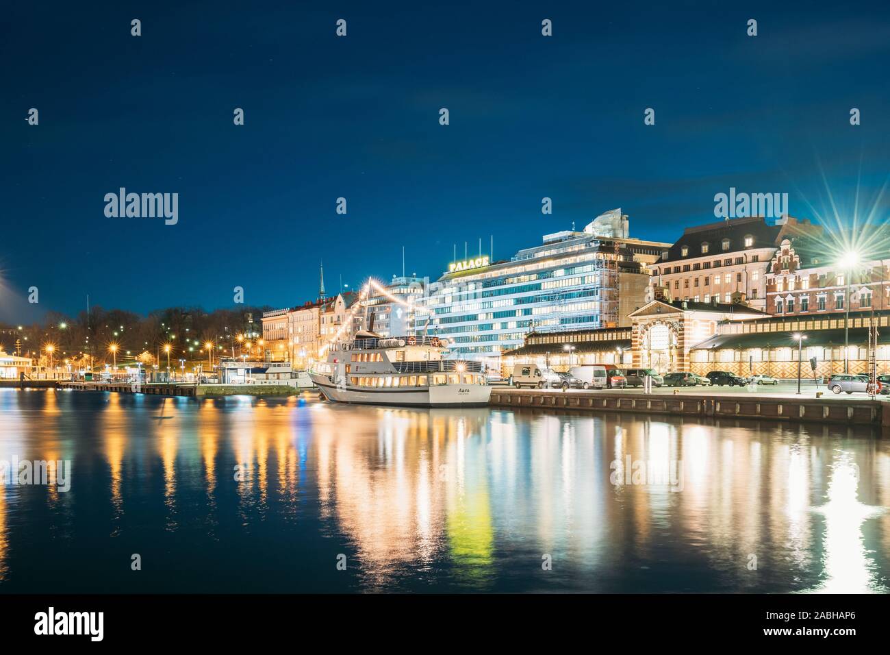Helsinki, Finlandia - 9 Dicembre 2016: vista notturna di Etelaranta Street. Vanha Kauppahalli, Old Market Hall. Foto Stock