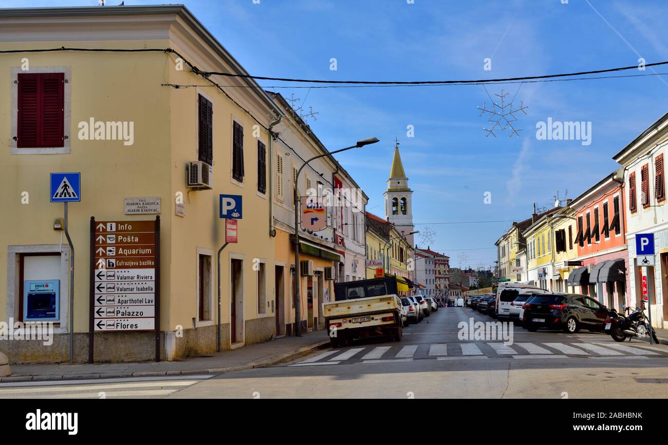 Guardando verso il basso lungo la Main Street (Zagrebacka ul) con torre campanaria della Signora degli Angeli Chiesa off in distanza città di Parenzo, Croazia Foto Stock