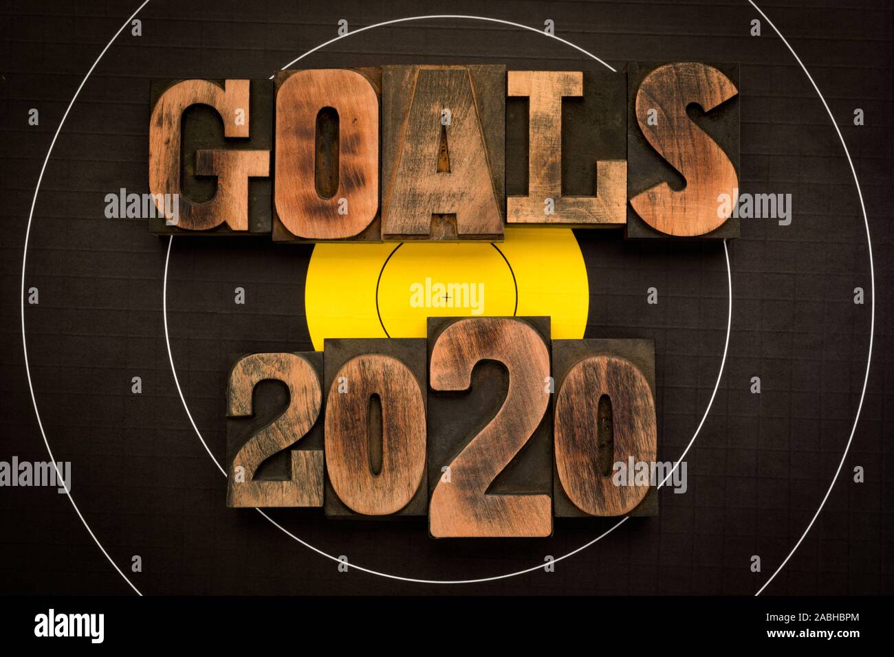 Obiettivi 2020, una frase scritta con l'annata tipografia blocchi sul bersaglio tiro con l'arco Foto Stock