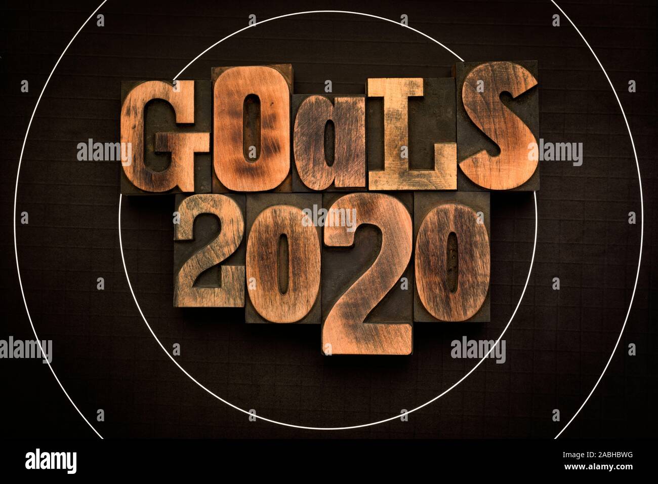 Obiettivi 2020, una frase scritta con l'annata tipografia blocchi sul bersaglio tiro con l'arco Foto Stock