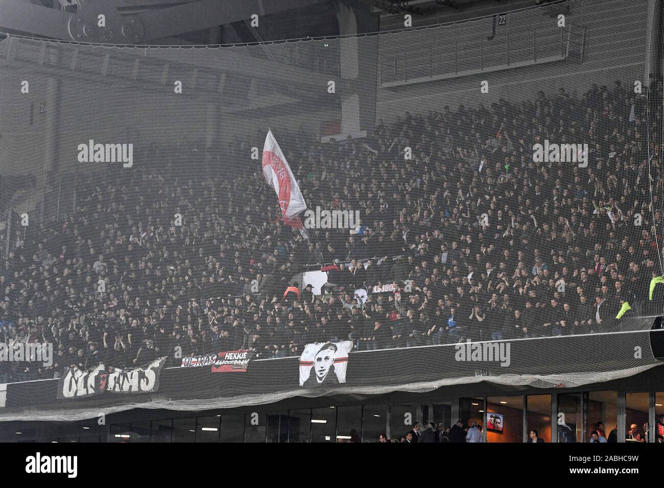 Lille, Francia. 27 Nov, 2019. Stade Pierre-Mauroy , Champions League stagione 2019 / 2020. Ajax tifosi durante la partita Lille OSC - Ajax. Credito: Pro scatti/Alamy Live News Foto Stock