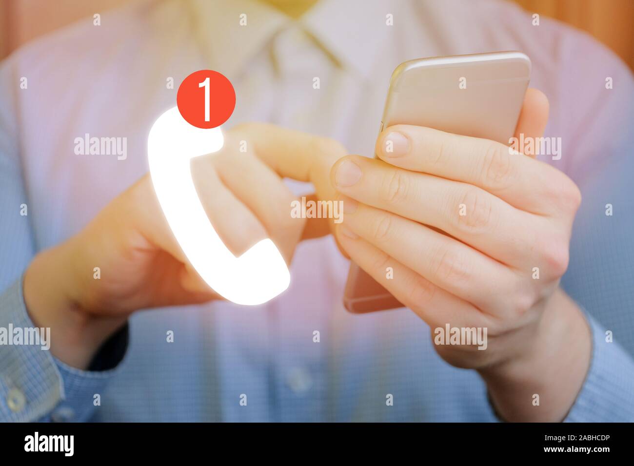 Un uomo possiede uno smartphone con le sue mani, in primo piano vi è una icona del telefono con un segno di spunta su una chiamata persa. Concetto di feedback. Close up. Foto Stock