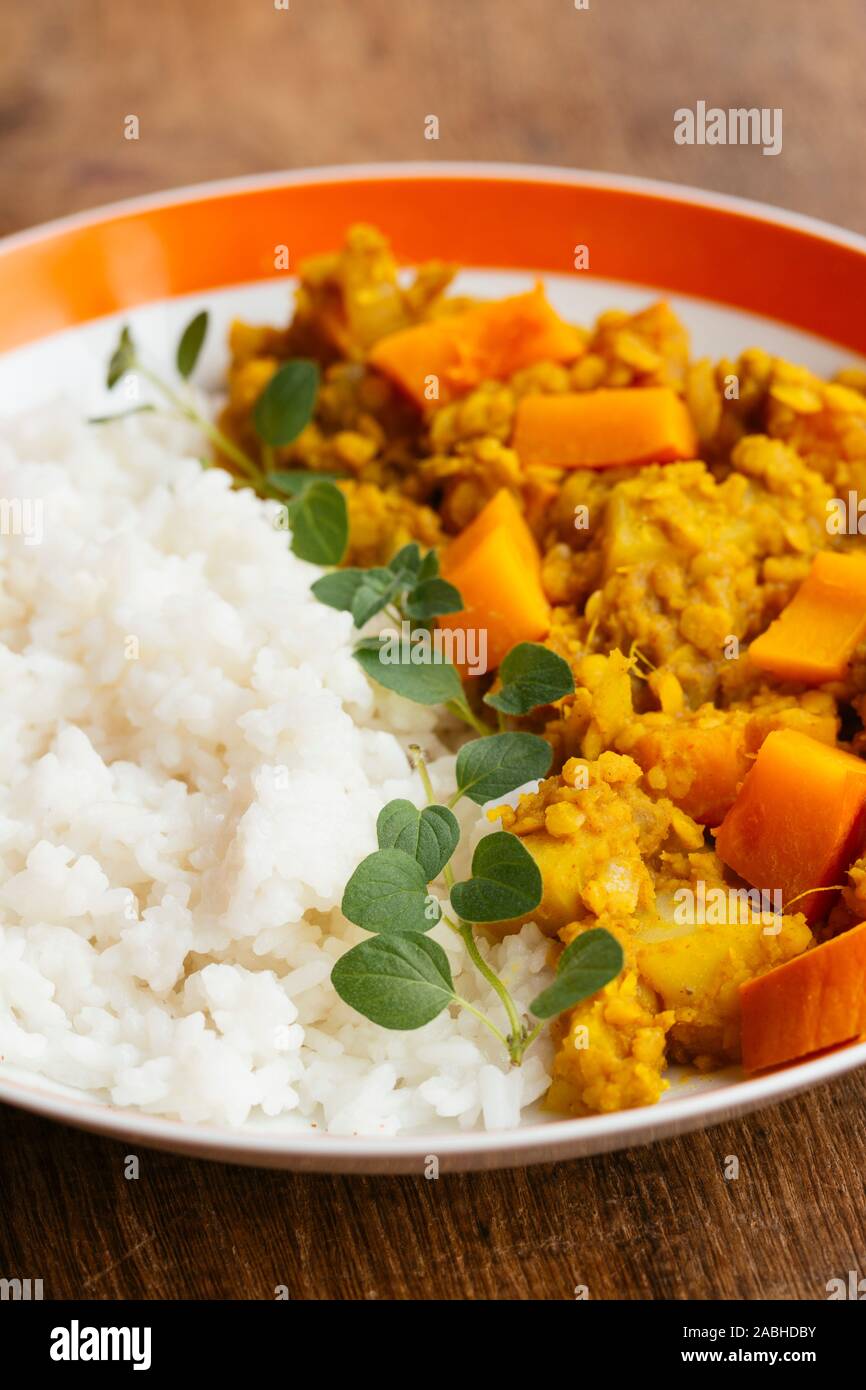 Zucca e giallo Curry di lenticchie Foto Stock