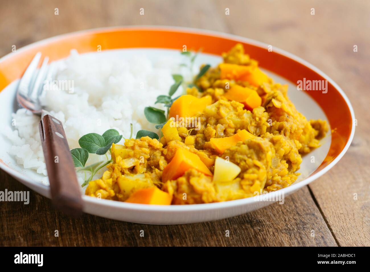 Zucca e giallo Curry di lenticchie Foto Stock