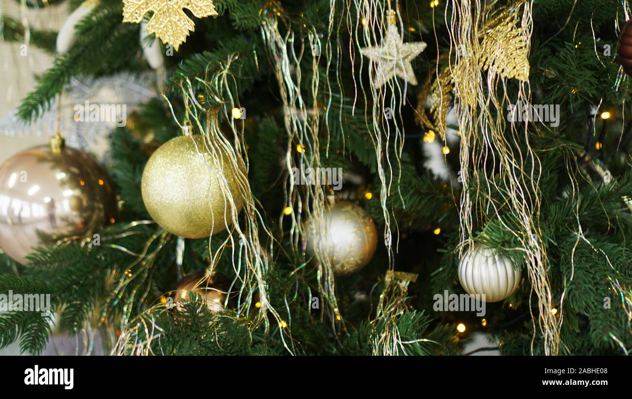 Decorazioni di Natale, albero di Natale, regali, nuovo anno in oro e il colore bianco Foto Stock