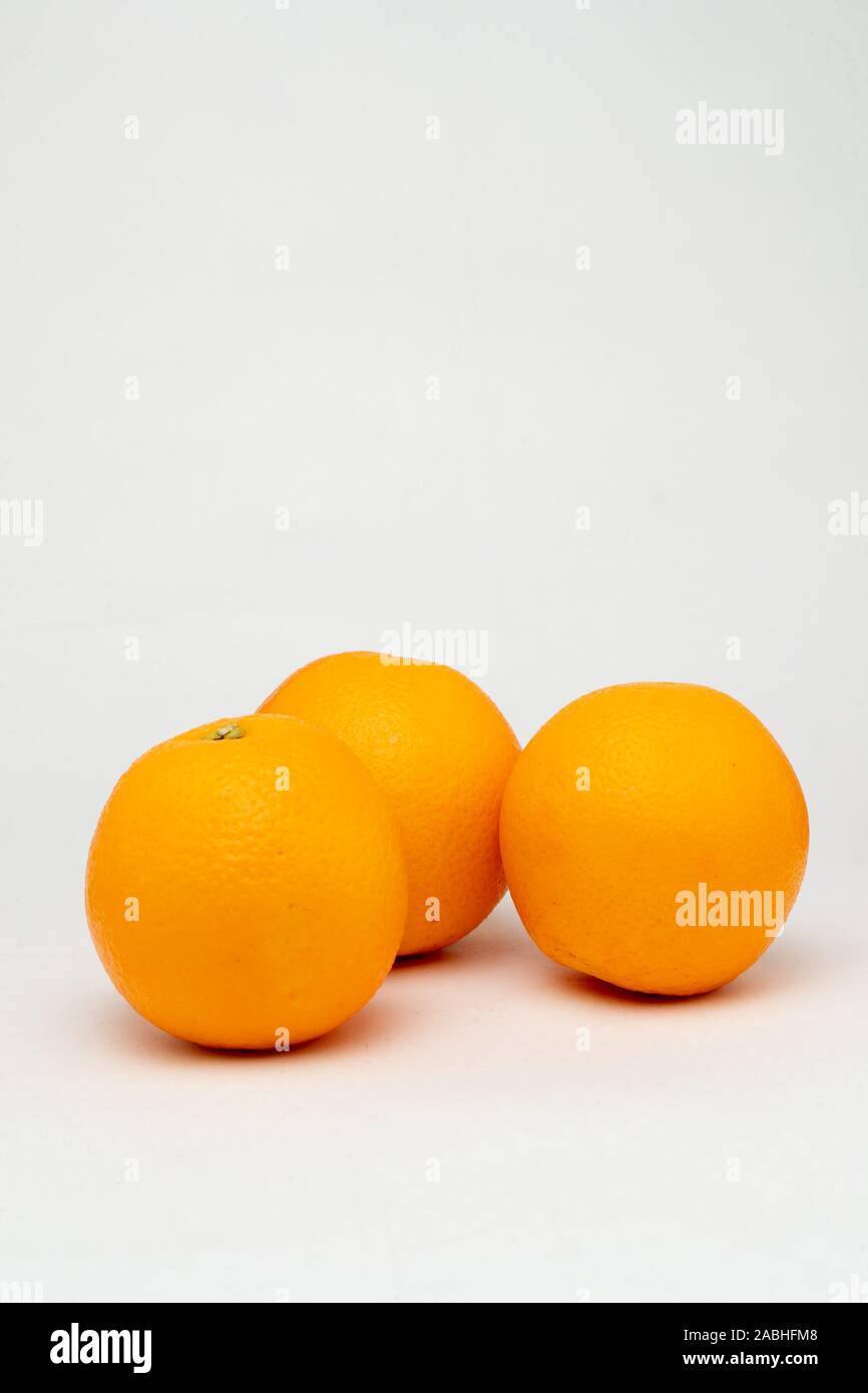 Tre arance fresche sul tavolo Foto Stock
