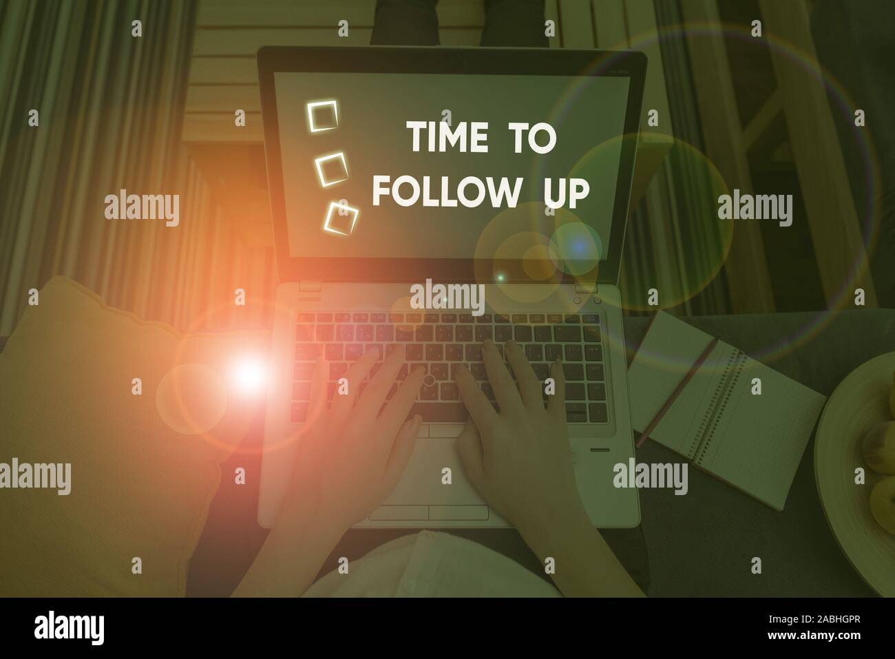 La grafia la scrittura di testo Tempo di Follow Up. Foto concettuale inchiesta del precedente compito o informazioni continuazione Foto Stock