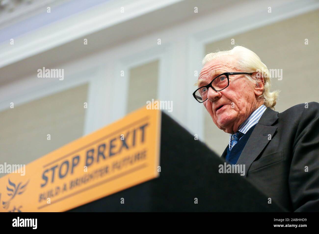 Espulso grandee conservatore, signore Michael Heseltine parla ai media durante un liberal-democratici conferenza stampa. Ex Vice Primo ministro liberale appoggia i candidati democratici - Sam Gyimah che è in piedi accanto a Kensington e Chuka Umunna chi è in piedi per la città di Londra e Westminster. Entrambi i liberali democratici i candidati sono in piedi contro i Conservatori su anti-brexit manifesti. Foto Stock