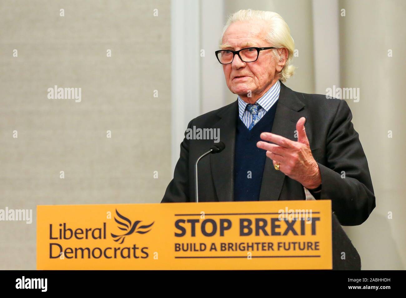 Espulso grandee conservatore, signore Michael Heseltine parla ai media durante un liberal-democratici conferenza stampa. Ex Vice Primo ministro liberale appoggia i candidati democratici - Sam Gyimah che è in piedi accanto a Kensington e Chuka Umunna chi è in piedi per la città di Londra e Westminster. Entrambi i liberali democratici i candidati sono in piedi contro i Conservatori su anti-brexit manifesti. Foto Stock