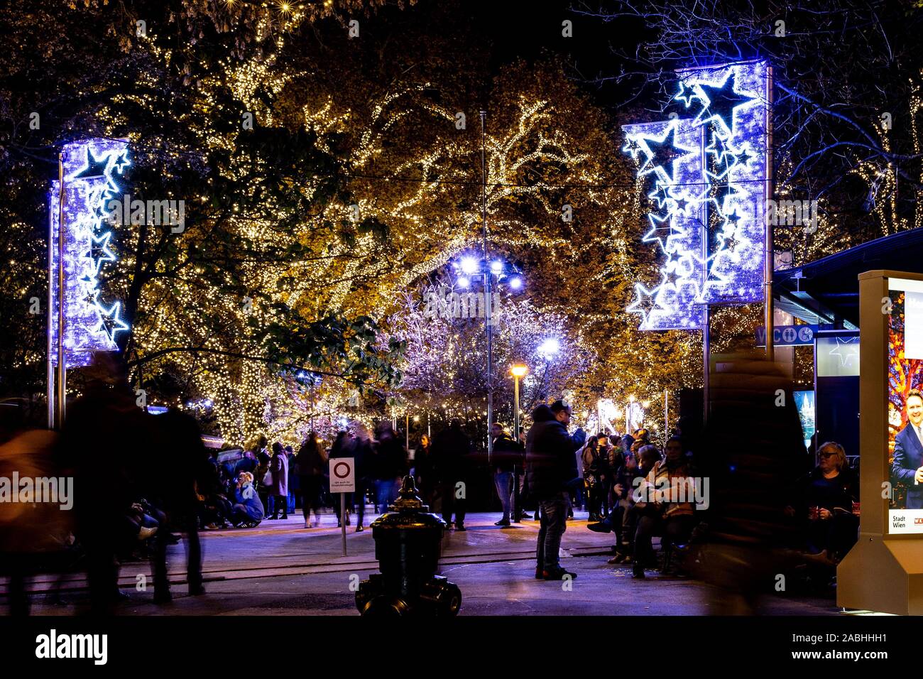 Vienna, Austria - 15 Novembre 2019: i visitatori godere il più grande mercato di Natale a Rathaus Platz in Vienna. Foto Stock