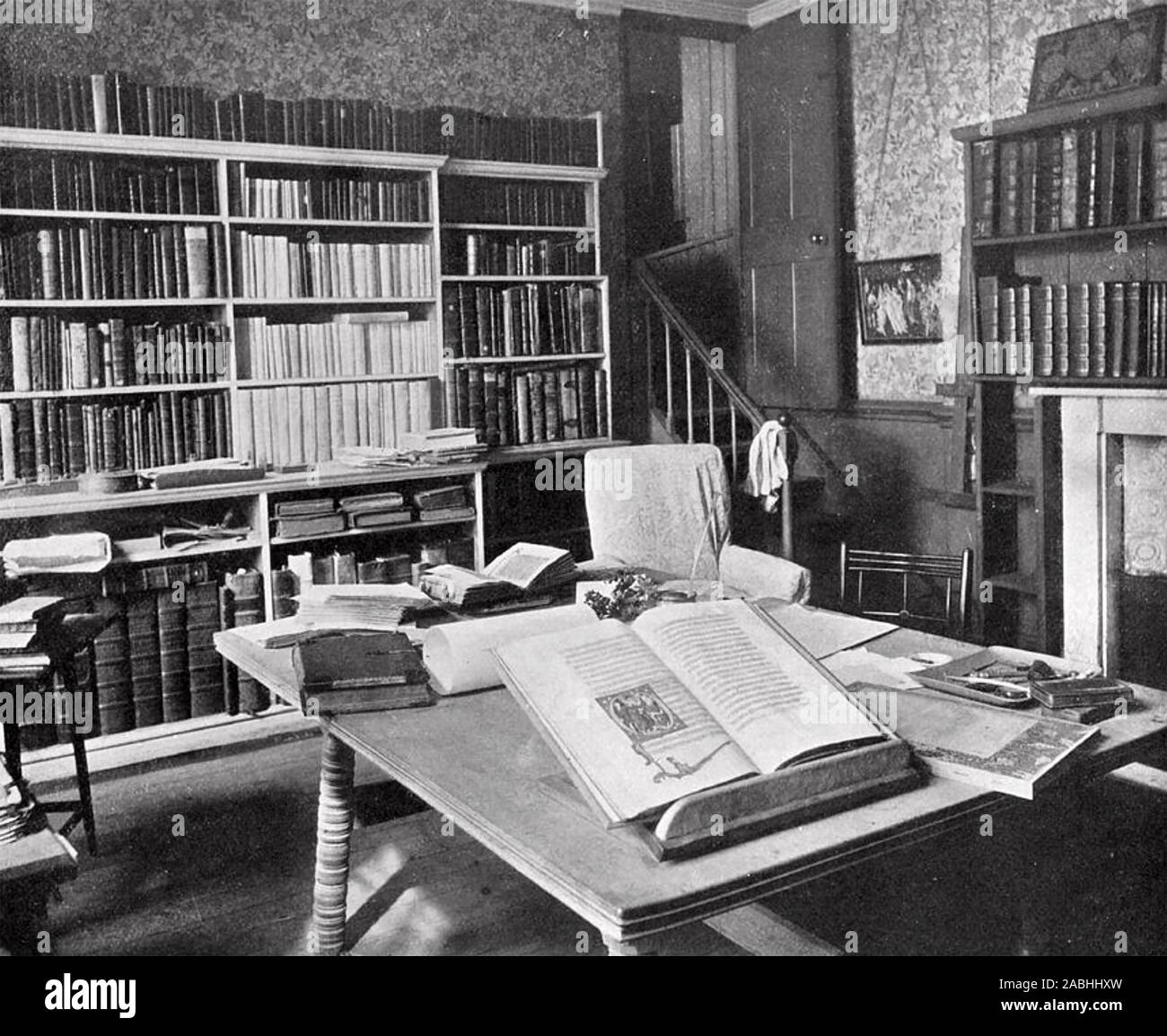 WILLIAM MORRIS (1834-1896) inglese designer tessile. Il suo studio a Kelmscott Manor, Oxfordshire, circa 1920 Foto Stock