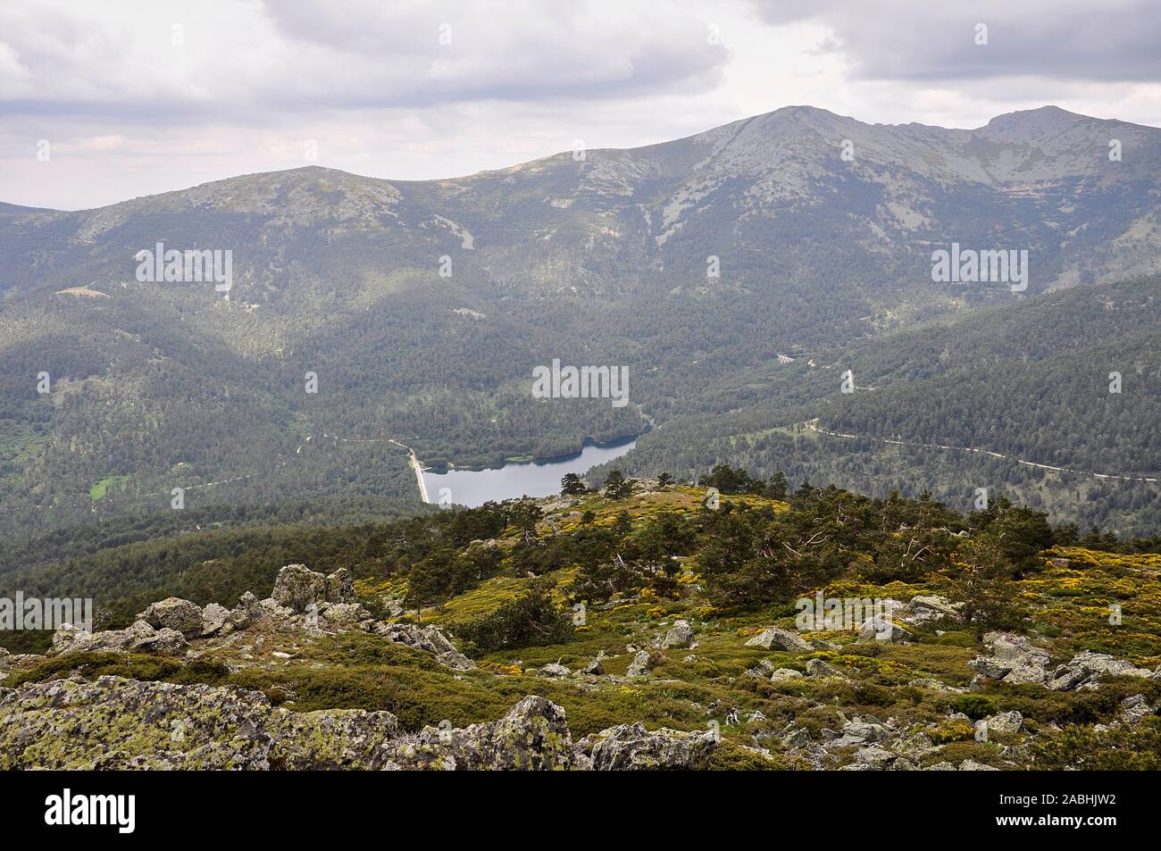 Vista la Mujer Muerta mountain sottointervallo e Valle del Río Moros valley con el Tejo dam (El Espinar, Guadarrama National Park, Segovia, Spagna) Foto Stock