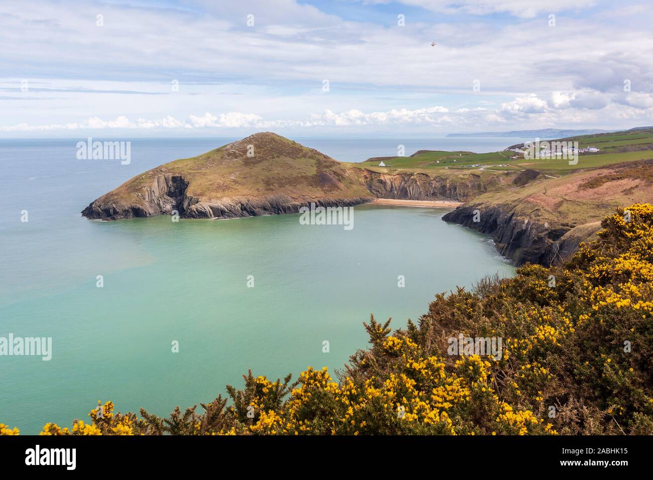 Spiaggia Mwnt e operazioni automatiche di fine campo Ceredigion, Wales, Regno Unito. Foto Stock