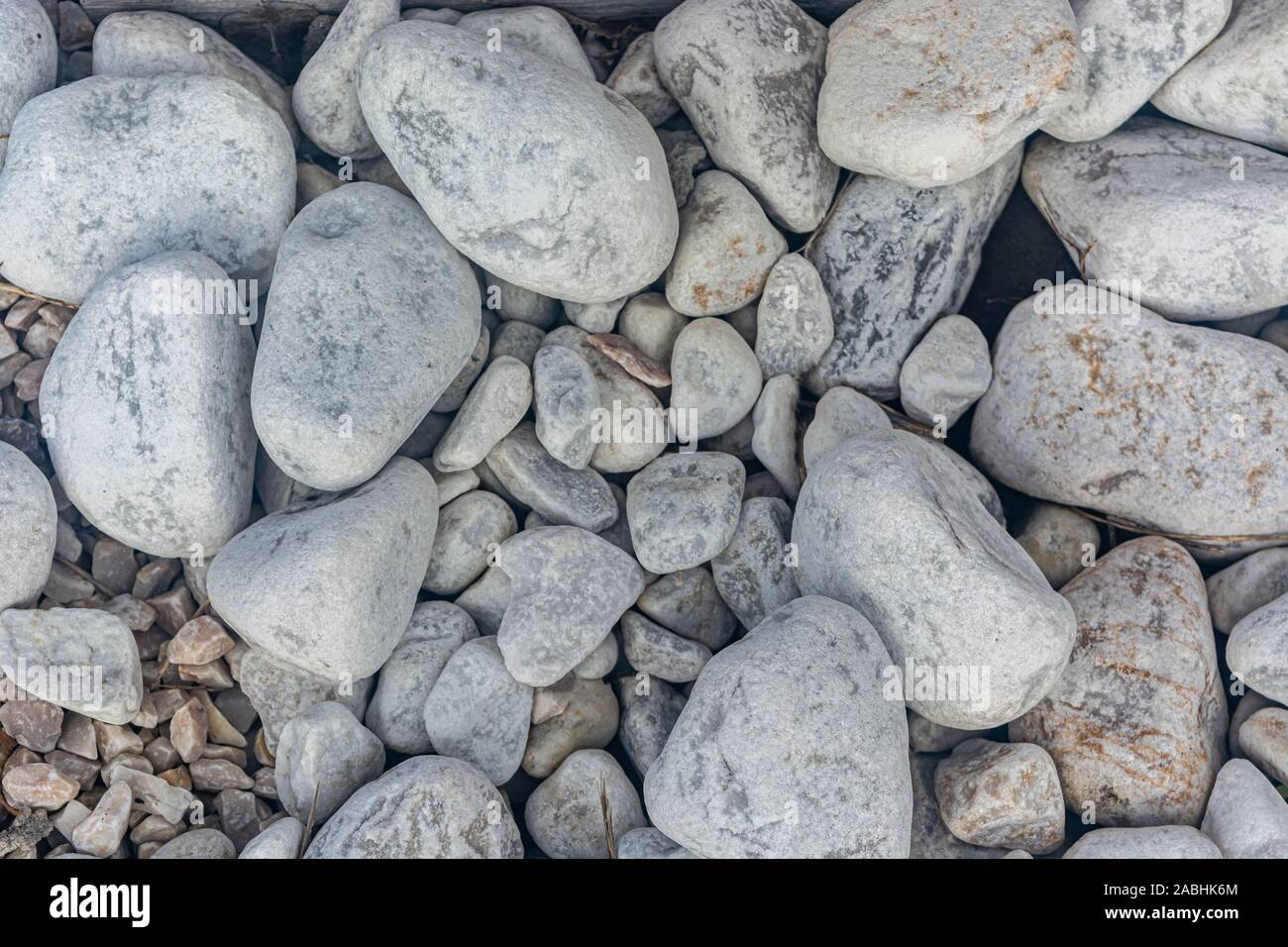 Sfondo astratto con motivo decorativo a pavimento in pietre di ghiaia, struttura in ghiaia. Primo piano Foto Stock