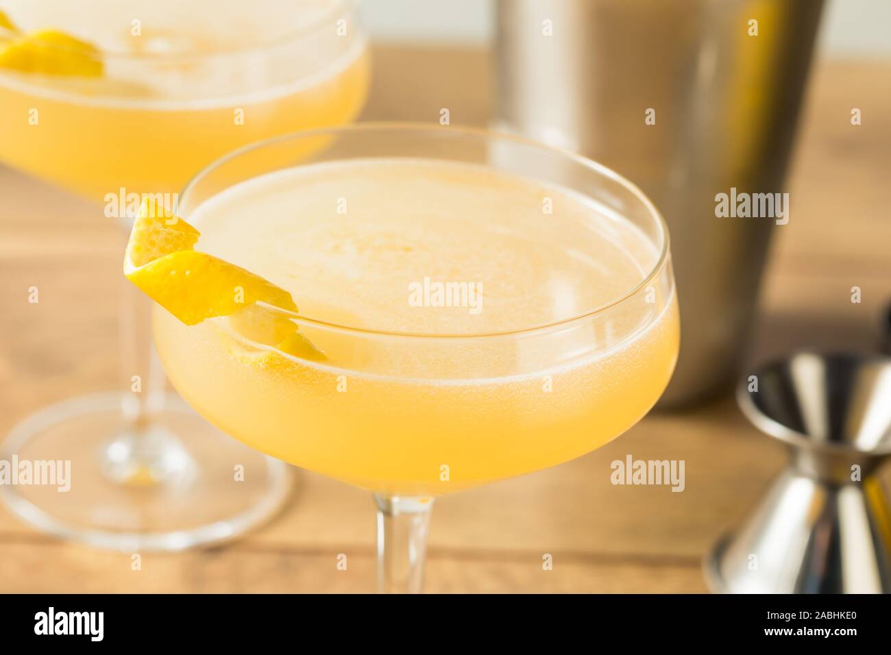In casa Gin Corpse Reviver numero 2 con il limone Foto Stock