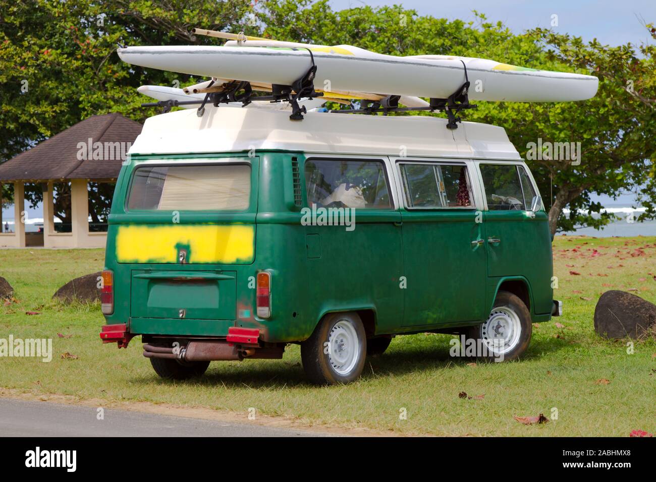 Un camper surf van parcheggiata vicino ad una spiaggia alle Hawaii. Foto Stock