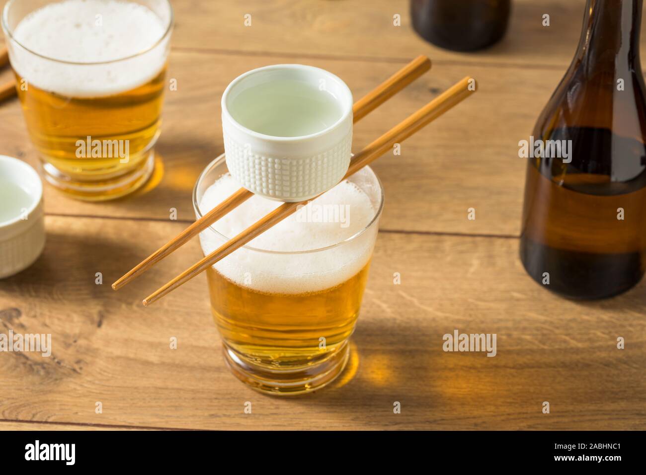 Alcolica Sakebombs giapponese di riso con il vino e la birra Foto Stock