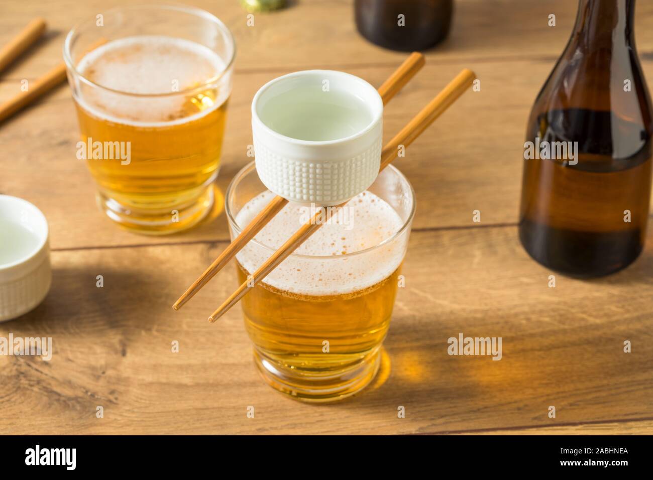 Alcolica Sakebombs giapponese di riso con il vino e la birra Foto Stock