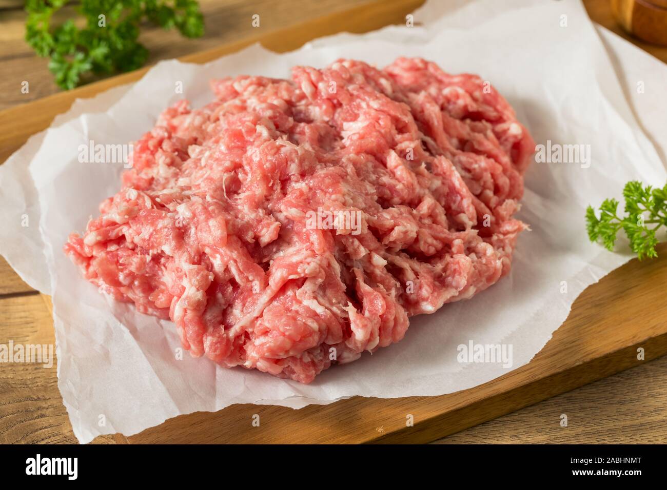 Materie organiche rosso la carne macinata di maiale pronto per cucinare Foto Stock