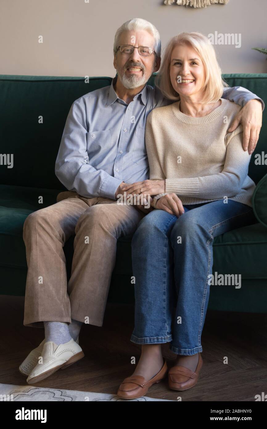 L'immagine verticale coppia di anziani avvolgente seduta sul lettino Foto Stock