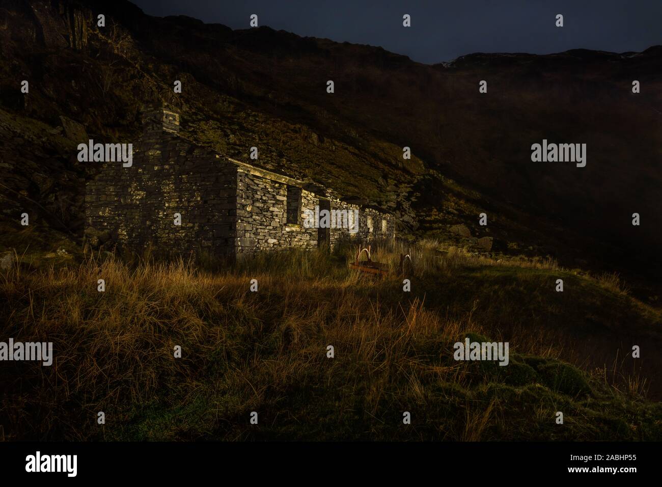 "L'antica fucina', la centrale elettrica che serve il abbandonate miniere di ardesia del Vecchio di Coniston in Cumbria, nel Regno Unito. Idro-alimentata dal basso al di sopra del Tarn. Foto Stock
