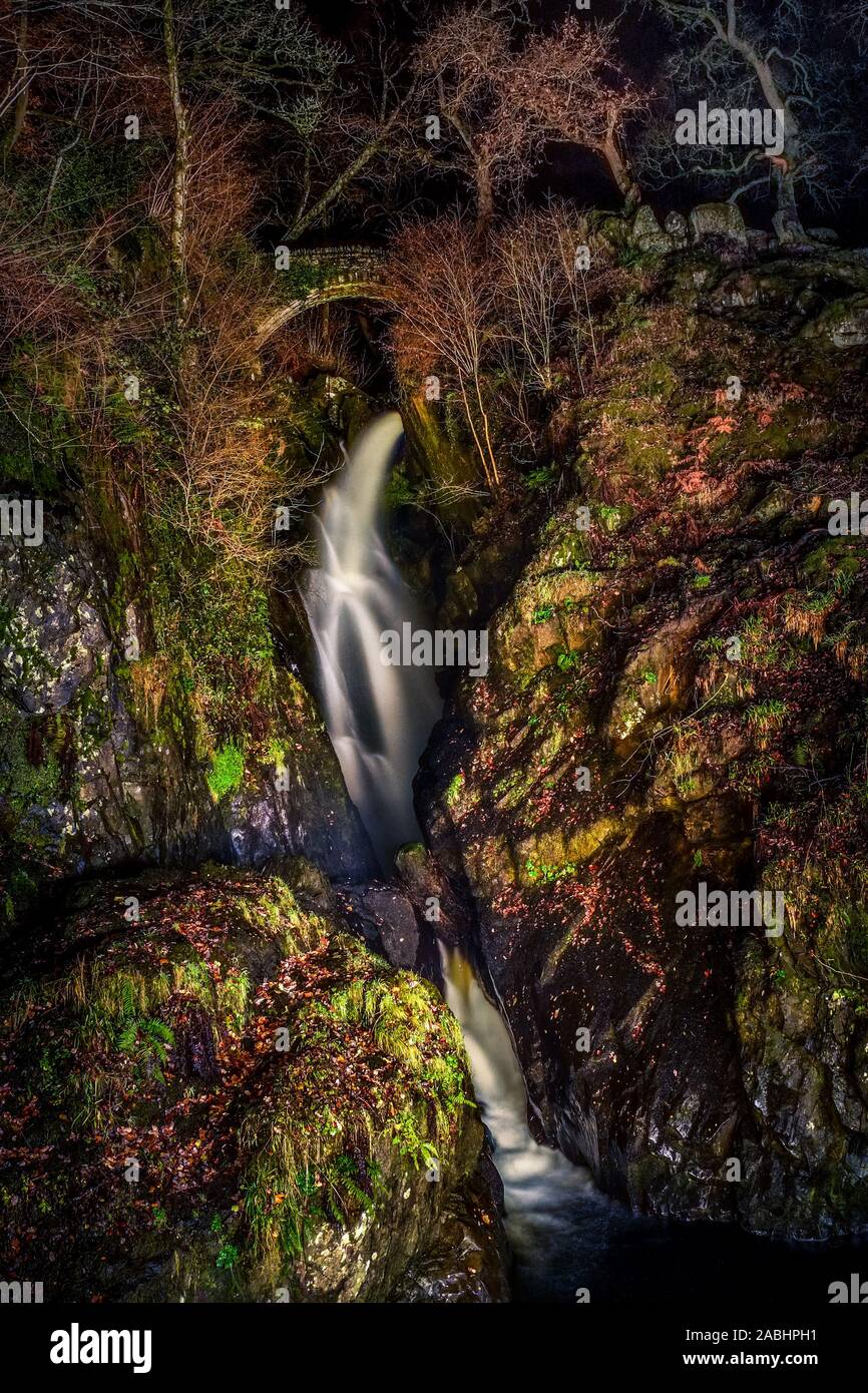 Aira Force cascata a lume di torcia, Lake District, REGNO UNITO Foto Stock