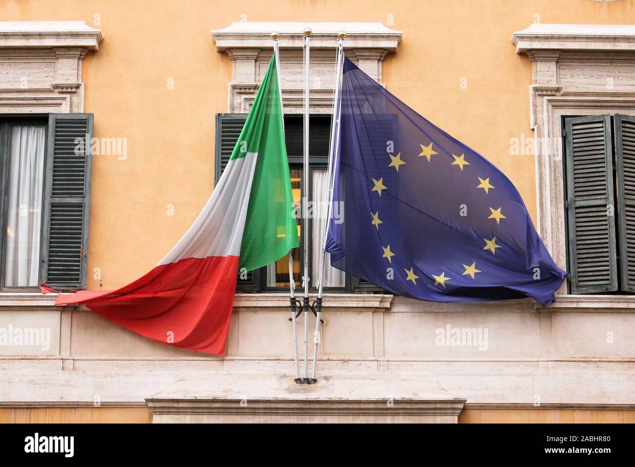 Bandiere di Unione europea e l'Italia. Flag di sfondo di Europa e Italia  Foto stock - Alamy